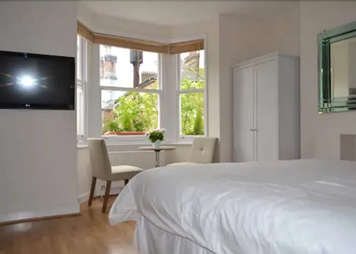 Bed and Breakfast 69Thegrove London